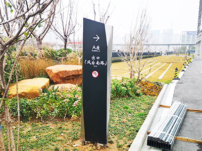 鄭州標識牌廠家分享：停車場標識設(shè)計制作注意的細節(jié)